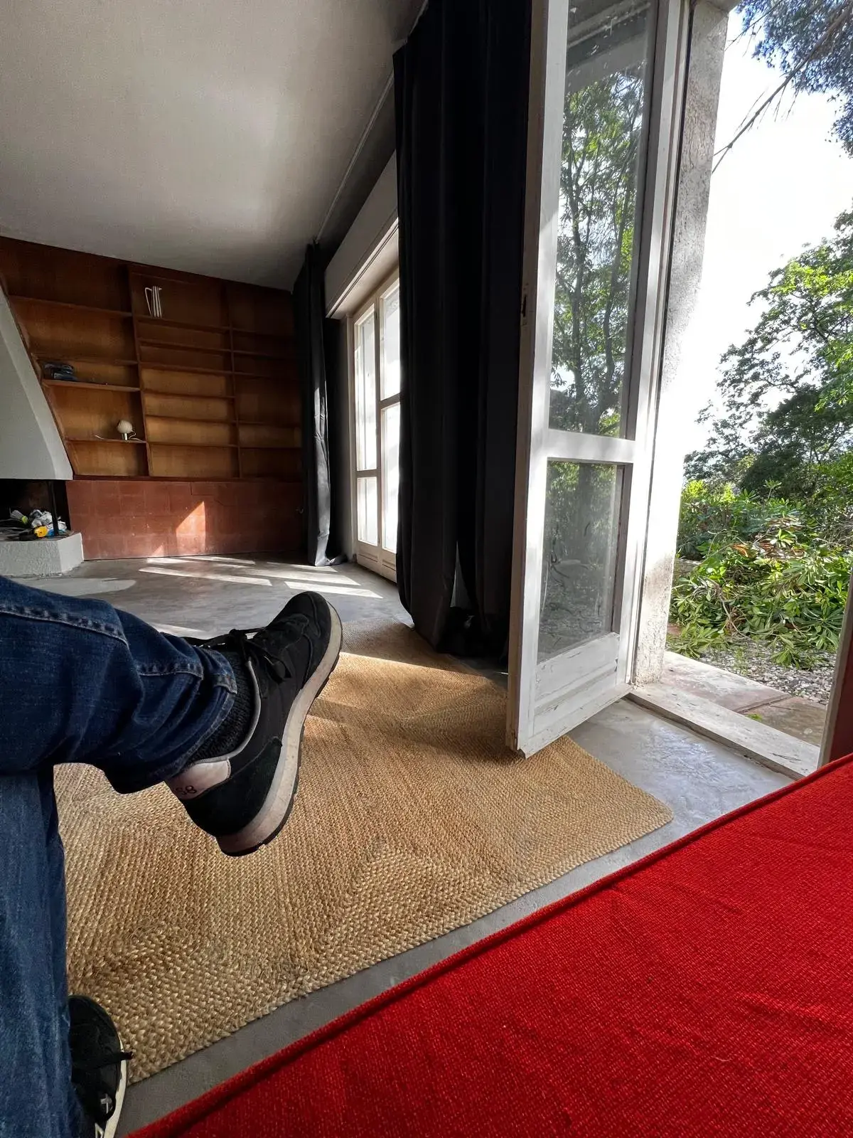 Wohnraum mit Blick ins Grüne – Design und Licht