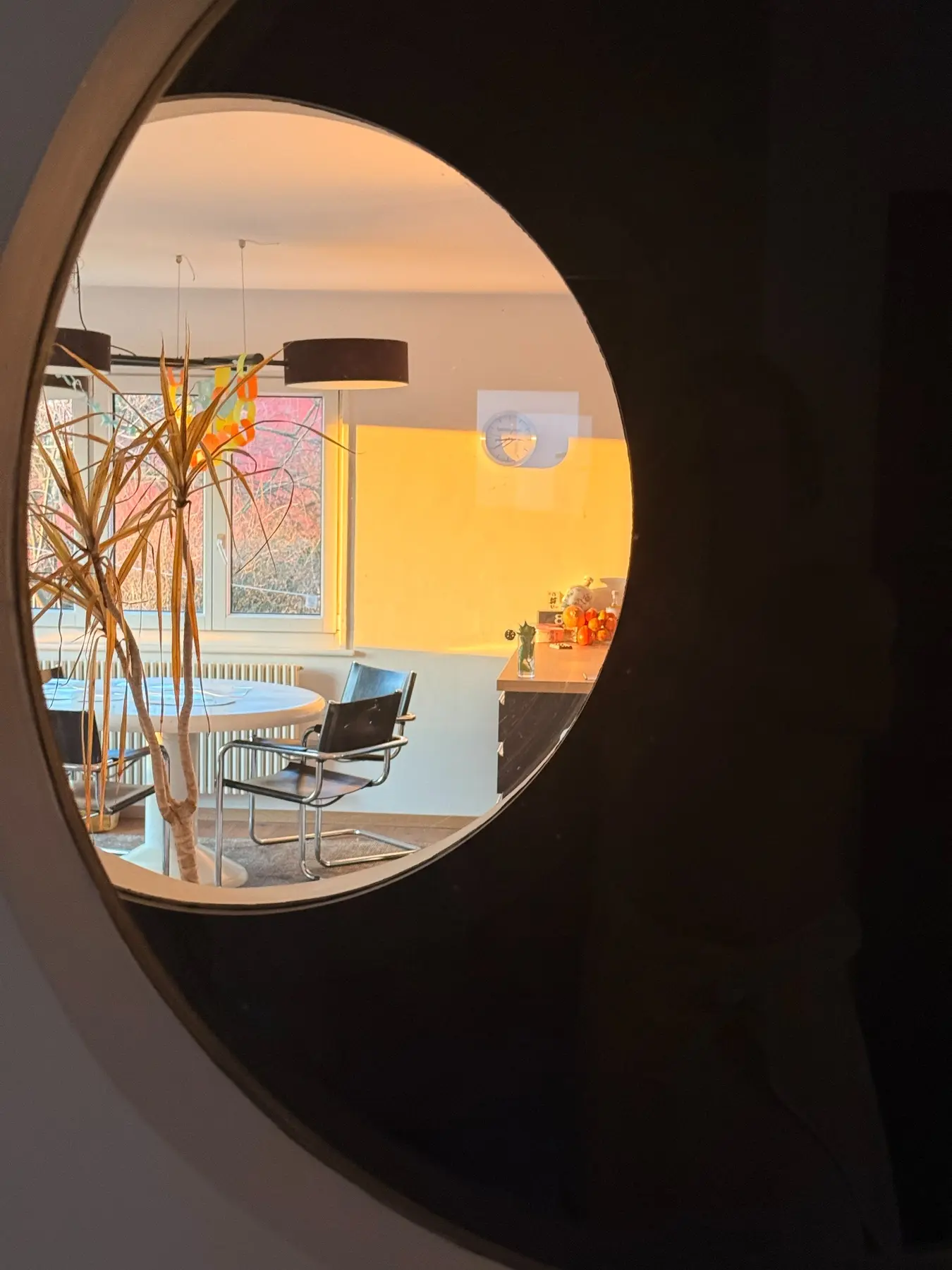 Studiointerieur im runden Spiegel – L’ALTRO Design 2025