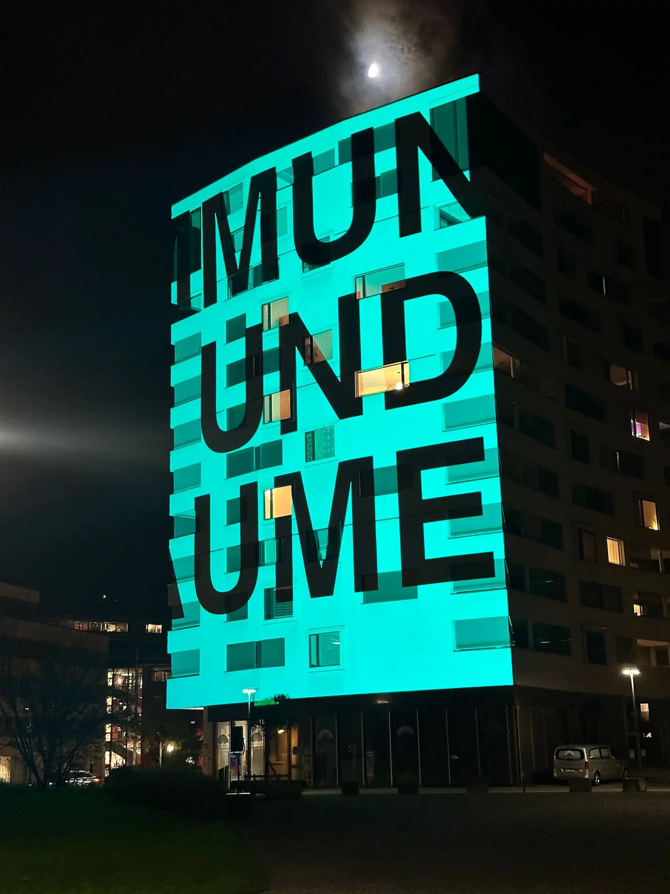 Haus-Sichten – typografische Projektion auf einer Fassade