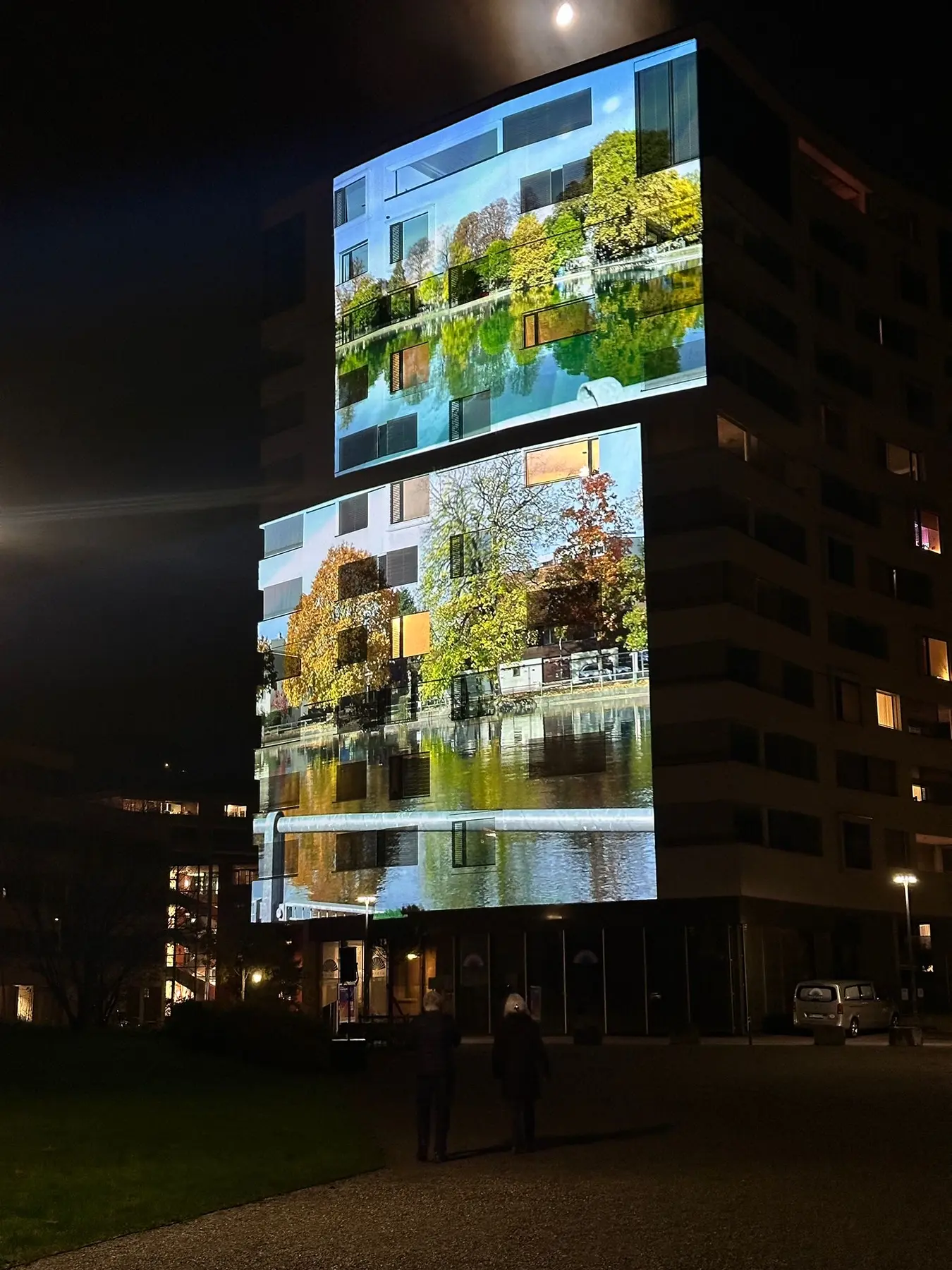 Haus-Sichten – Landschaftsprojektion auf Betonfassade
