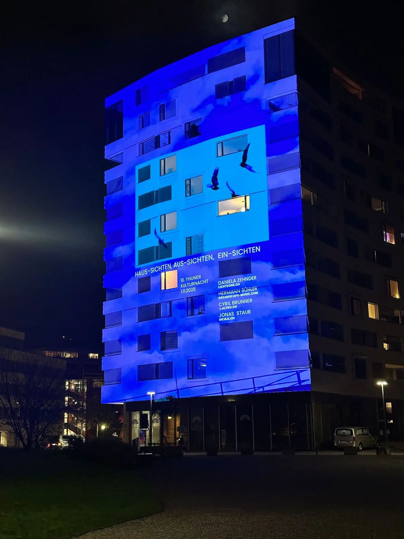Haus-Sichten – blaue Fassadenprojektion bei Nacht