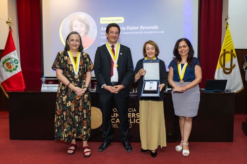 Reconocimiento a la Prof. Ana Pastor por su liderazgo como primera Jefa del Departamento de Ciencias