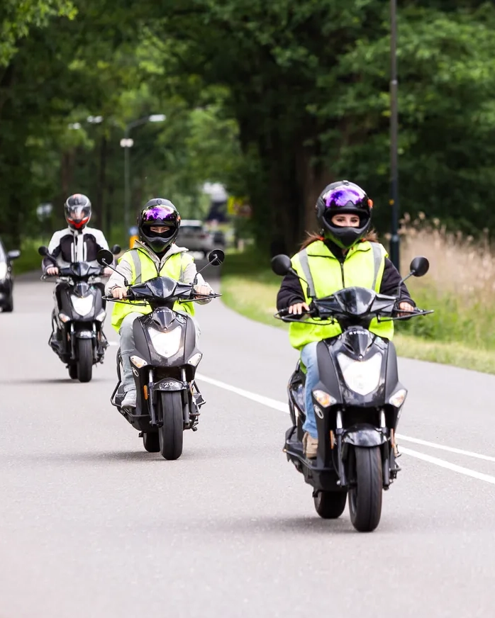 Motorrijles met 2 leerlingen begeleid door een instructeur