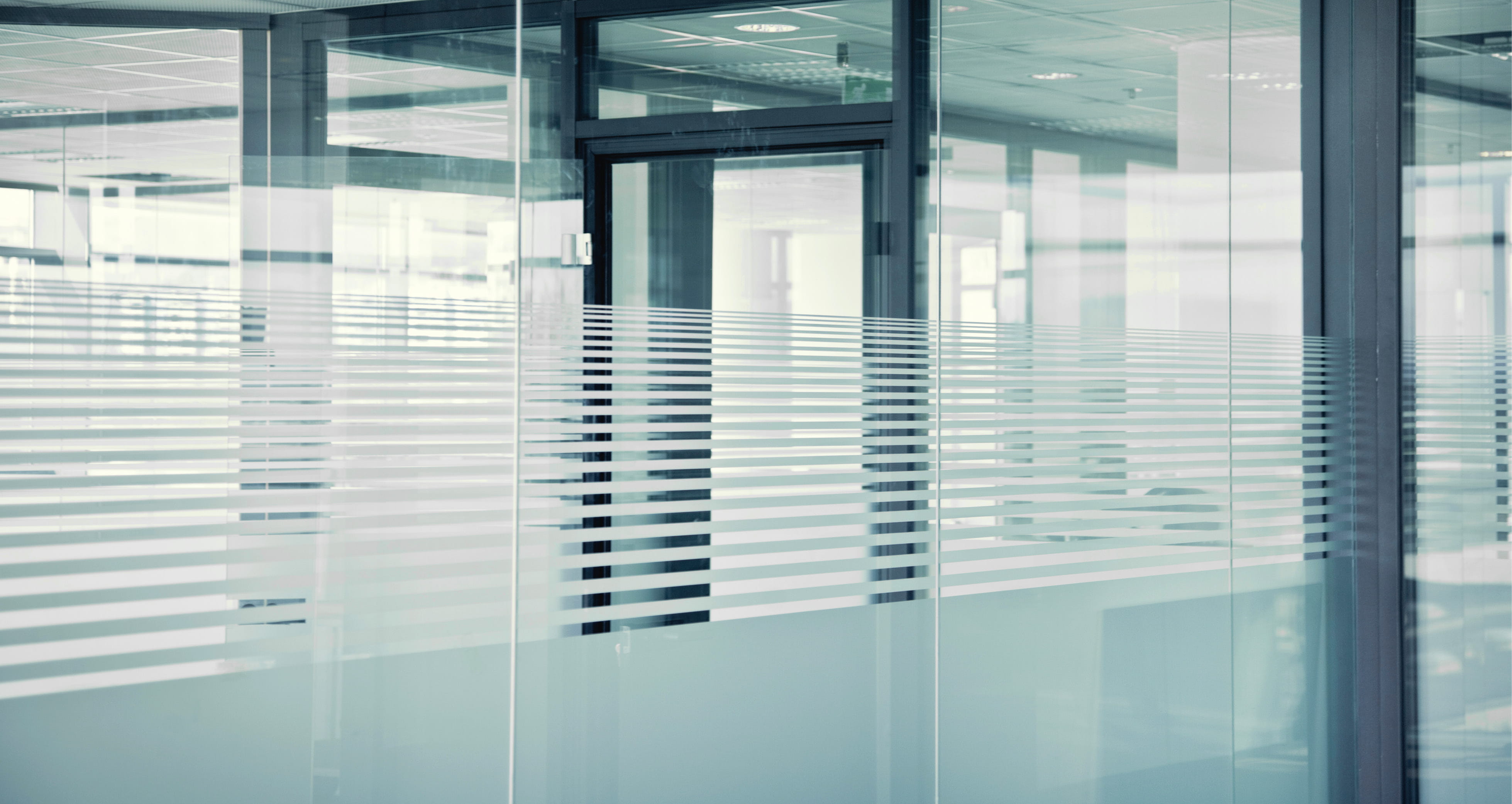 Glas Sandstrahlen um gezielte Effekte zu erreichen