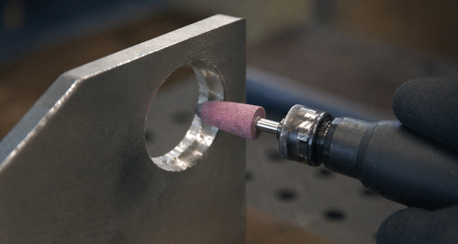 Entgraten von Metall mit Korund