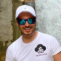 Мужчина в белой кепке и солнечных очках