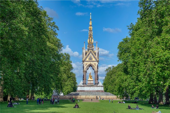 Hyde Park area imagery for an illustrative income model; not the modelled property.