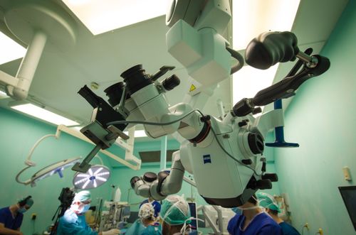 Operácie nádorov mozgu a miechy - mikroneurochirurgická liečba