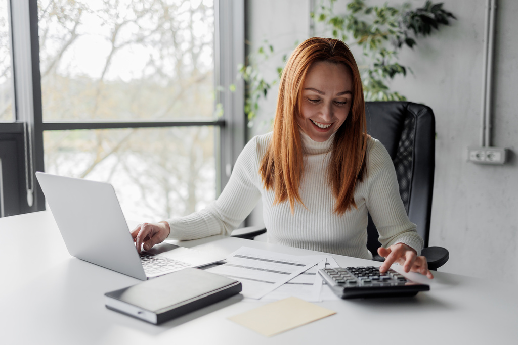 Junge Frau am Schreibtisch