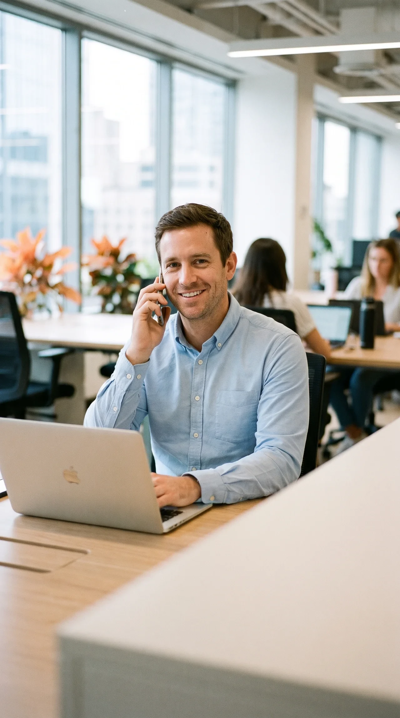 Futur apprenant au téléphone avec un conseiller formation One Learn