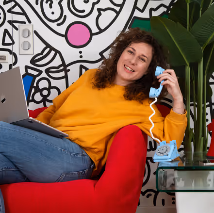 Photo de Pauline avec un téléphone dans la main  