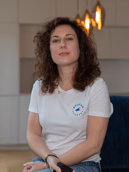 Photo de Pauline assise 