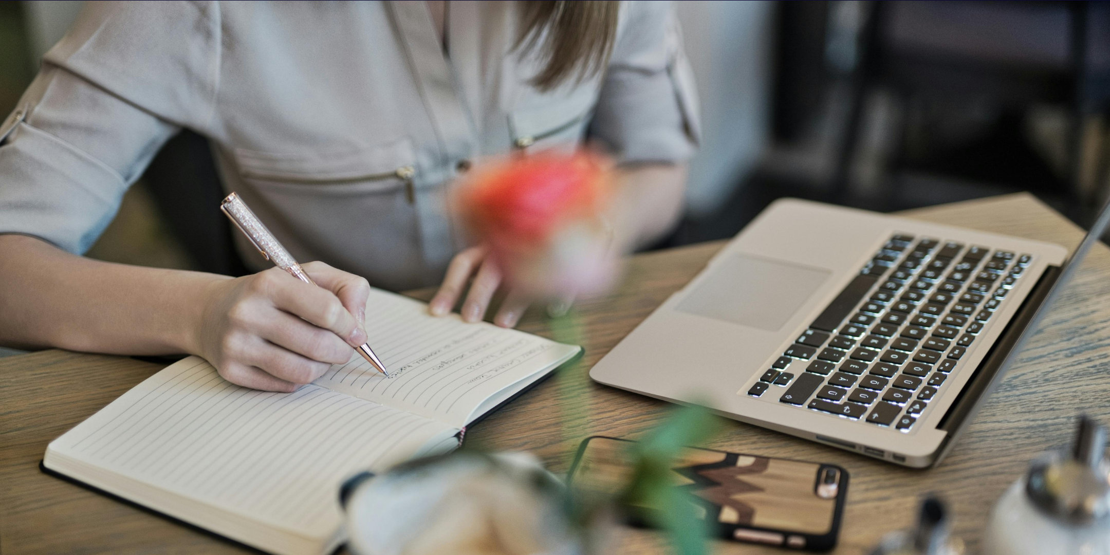 A woman and a man sitting and having a discussion about technology
