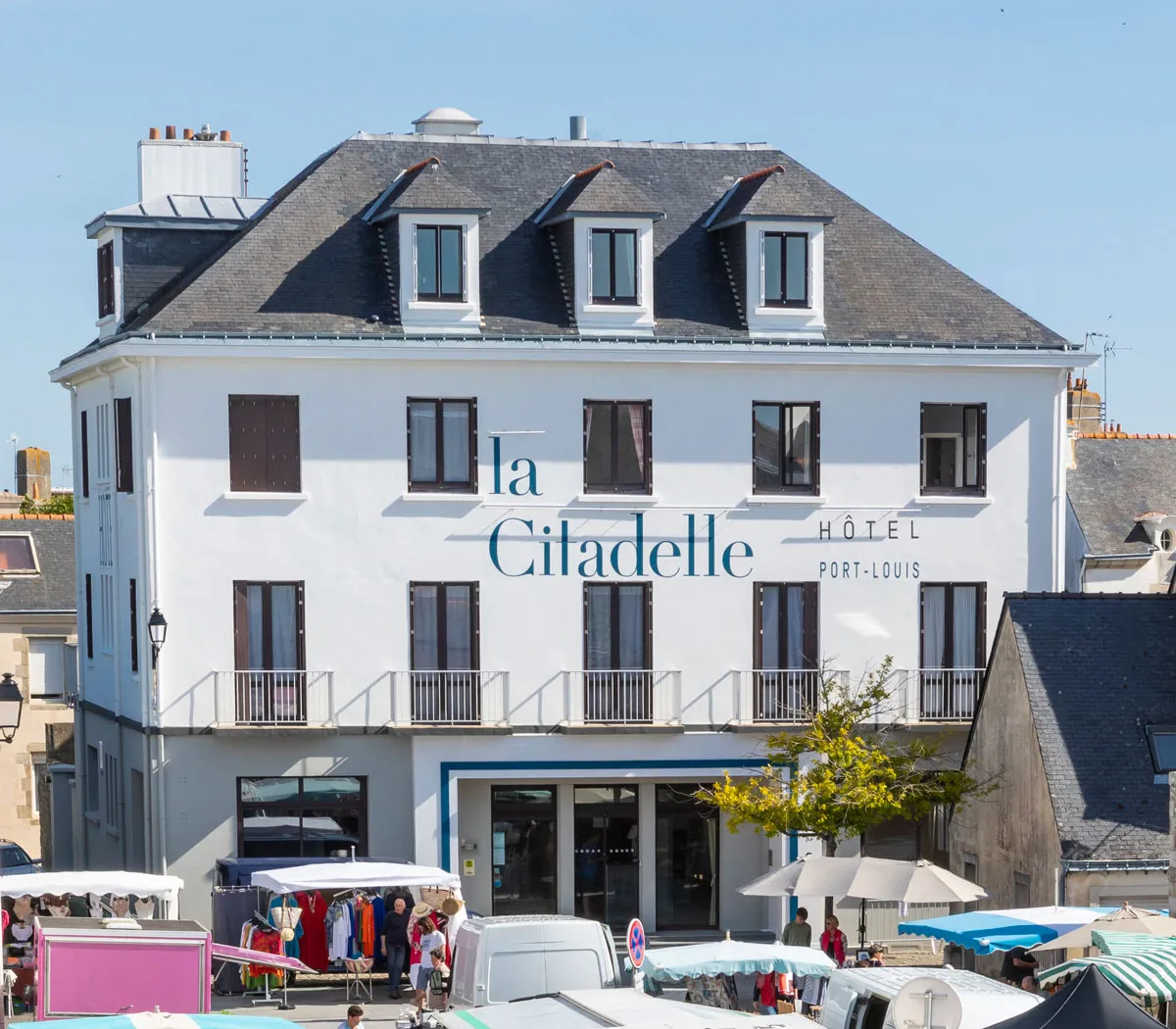 Façade de l'hôtel La Citadelle à Port-Louis, sur la place du marché