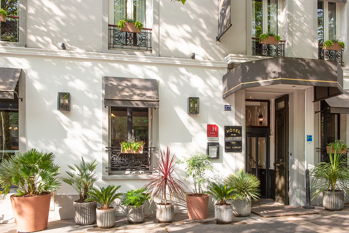 Façade de l'Hôtel de la Porte Dorée à Paris