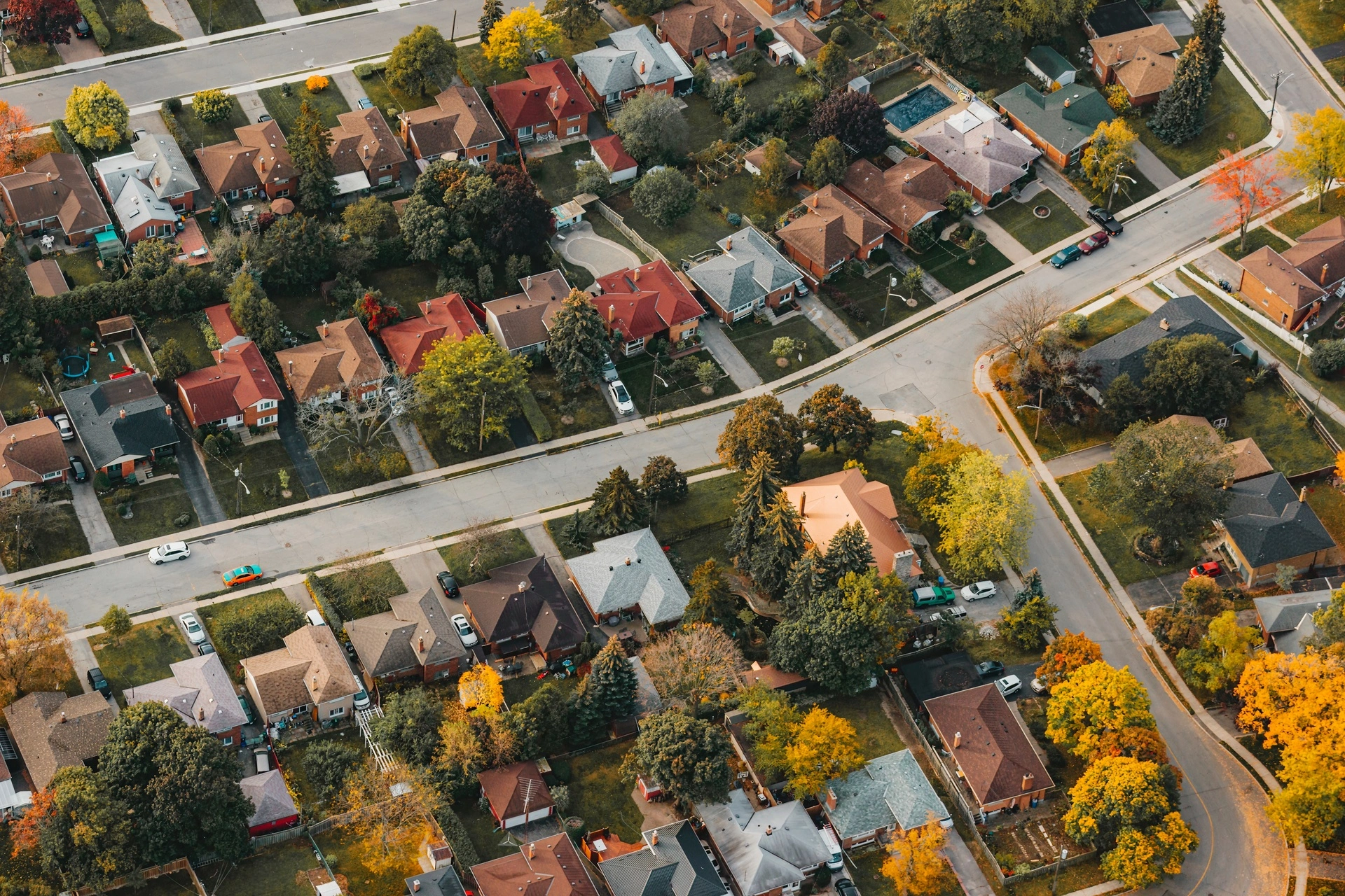 Aerial view of residential neighbourhood, illustrating risks and costs of delays in closing real estate transactions for buyers and sellers