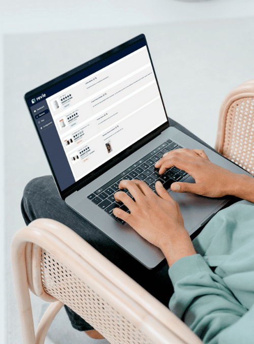 laptop aprobando reviews en Revie