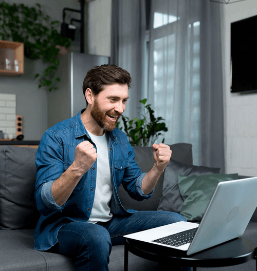 hombre emocionado por instalar Rvie