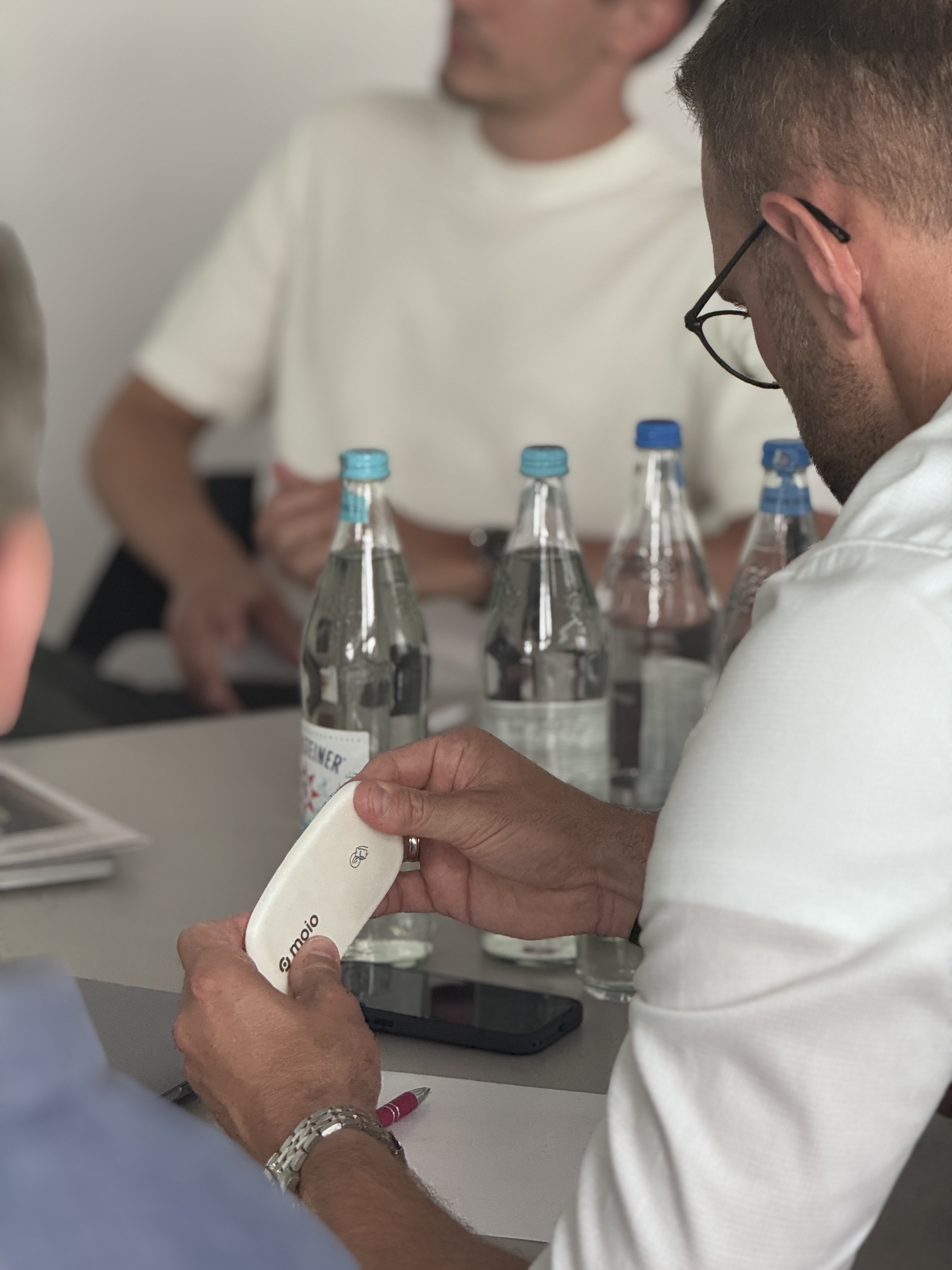Teilnehmender testet ein digitales Pflegeprodukt im Workshop von Care for Innovation