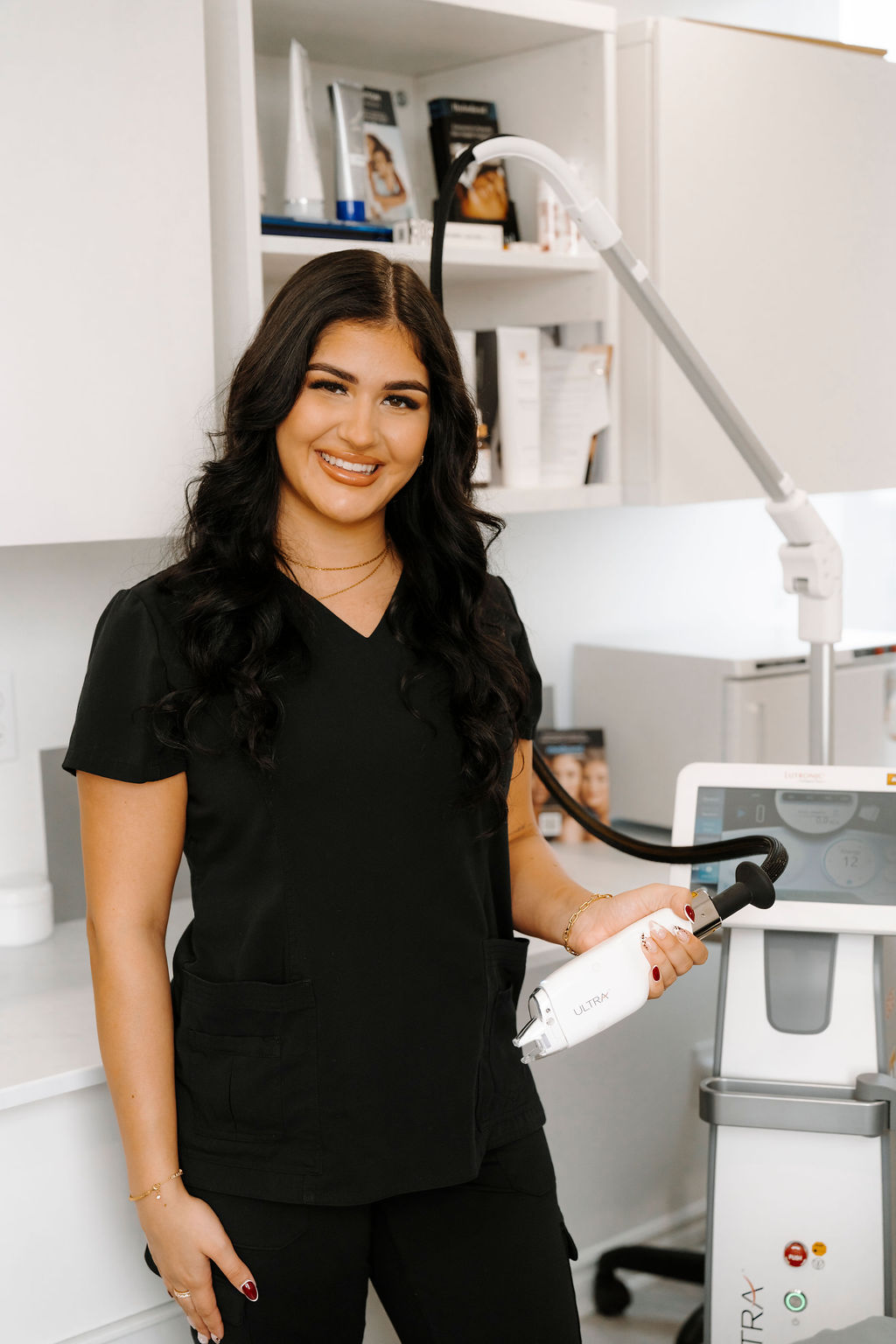 Technicienne de détatouage à Laval qui pose avec la technologie.