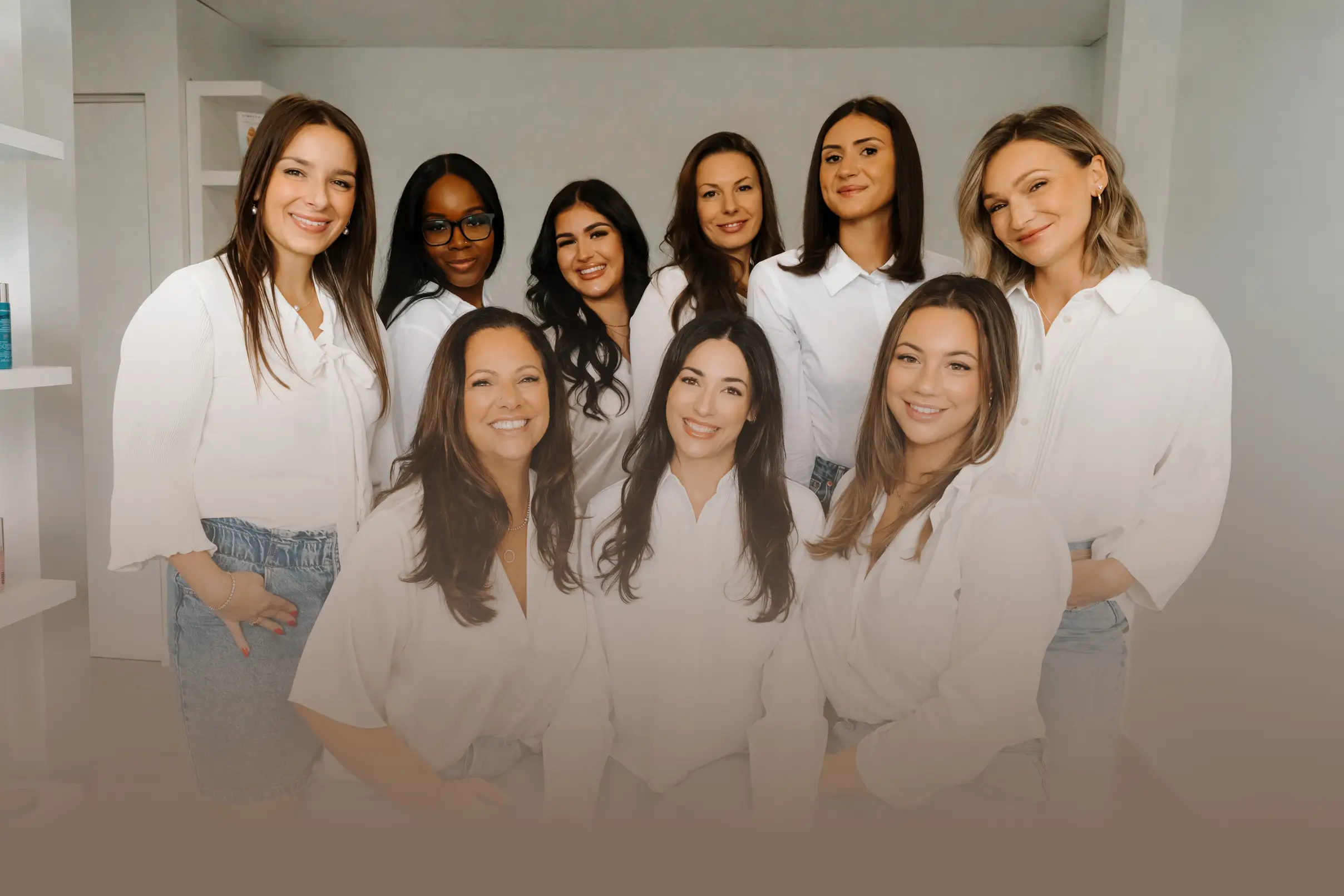 une photo de l'équipe de la clinique DermaMédiBeauté. Une clinique de détatouage situé à Laval.