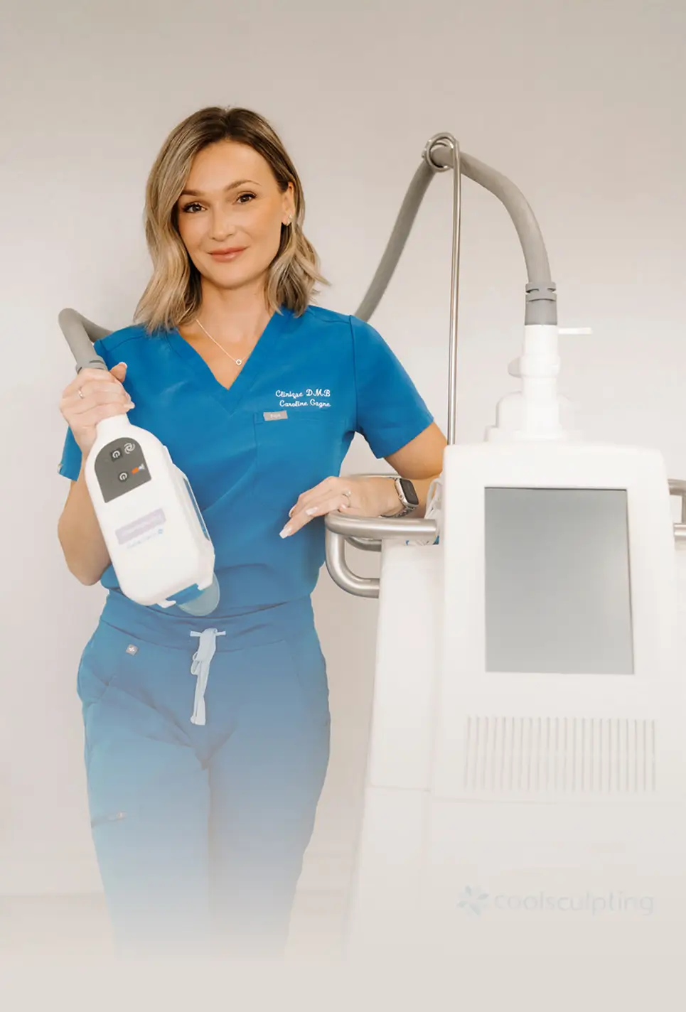 photo d'une specialiste coolsculpting entrain de poser avec la machine coolsculpting à laval