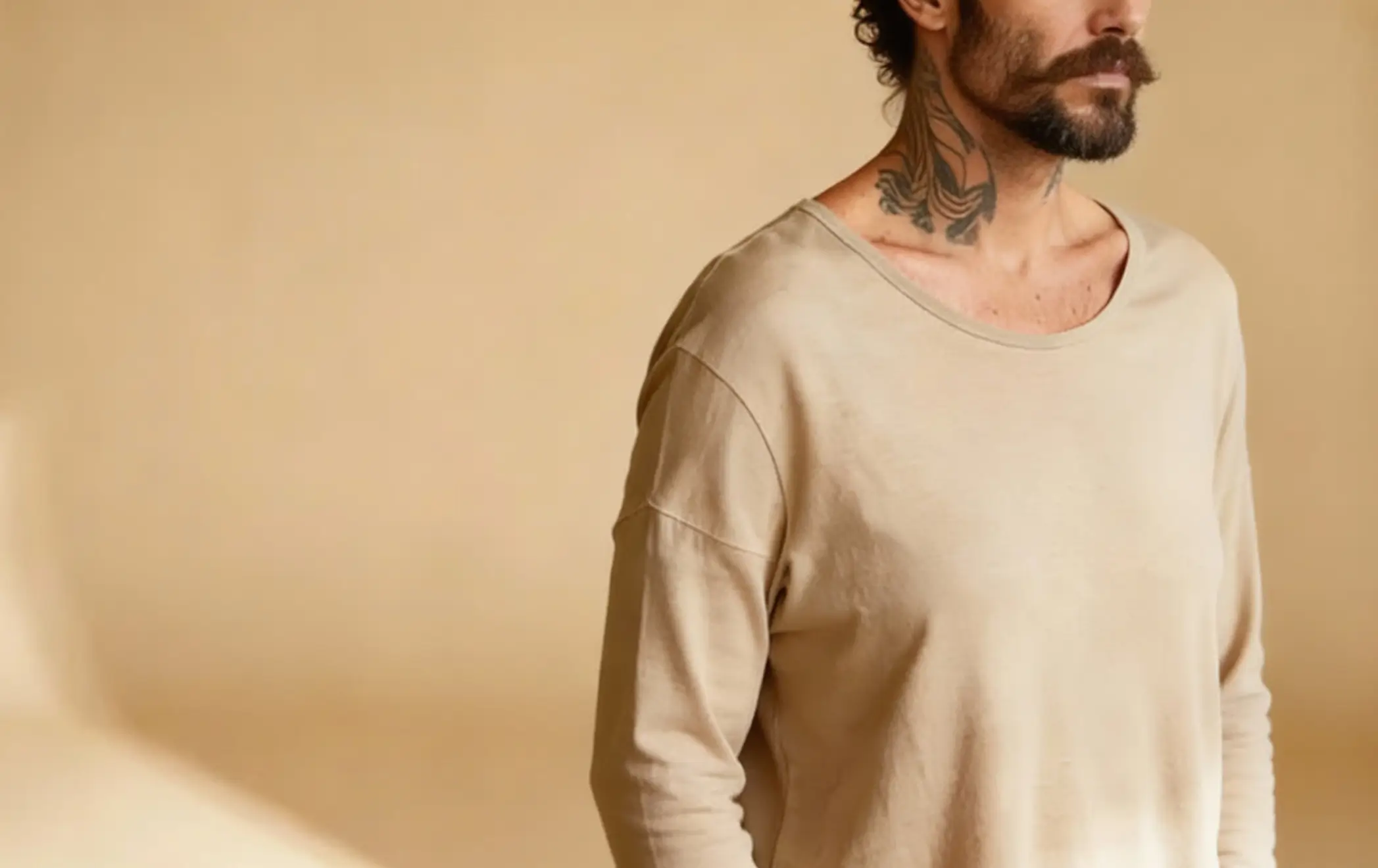 une image representant une femme mature qui a un tatouage sur sa manche gauche.