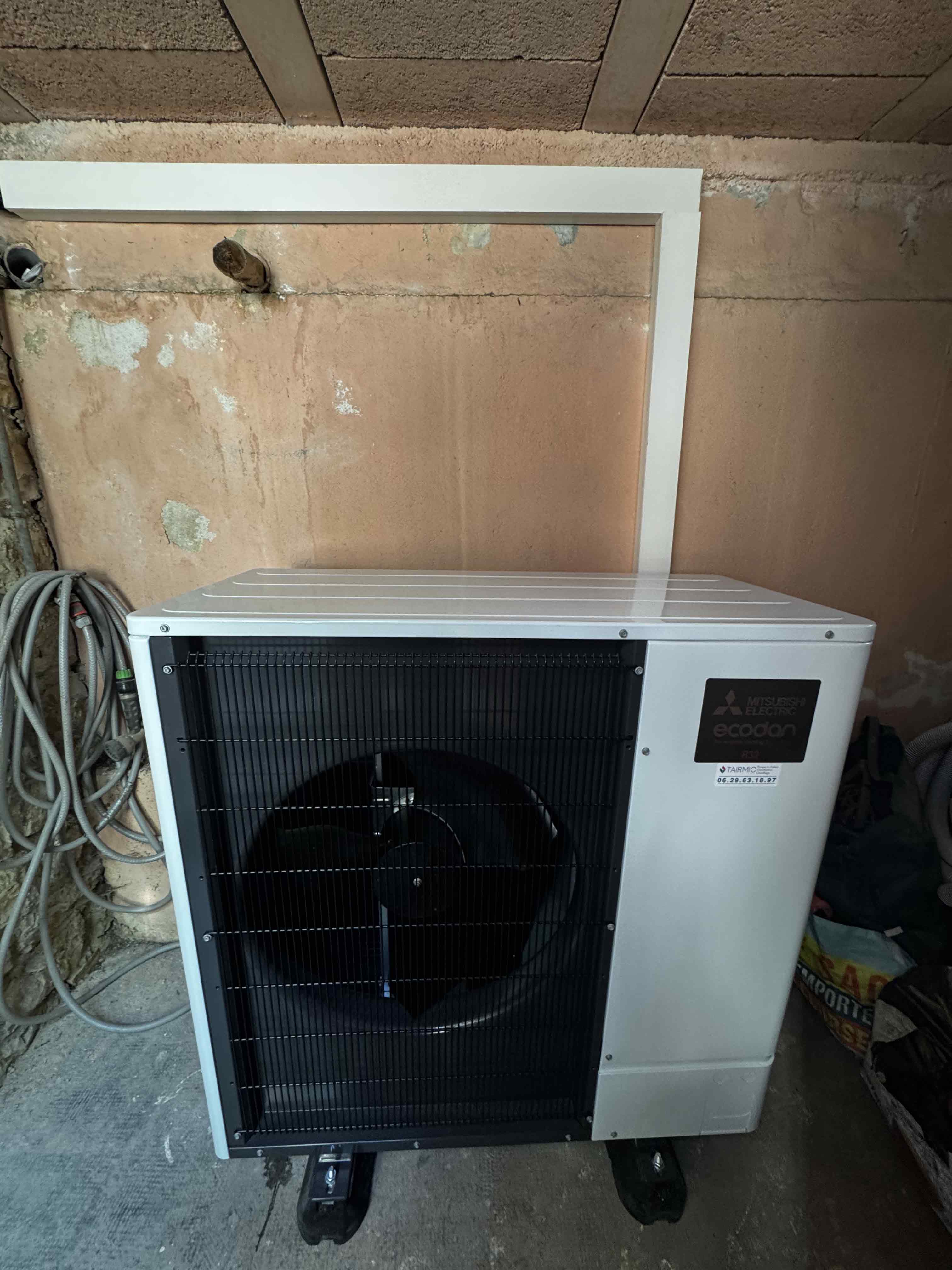 Installation pompe à chaleur air/eau Mitsubishi Ecodan avec module hydraulique 200 L et thermostat d’ambiance par niveau.