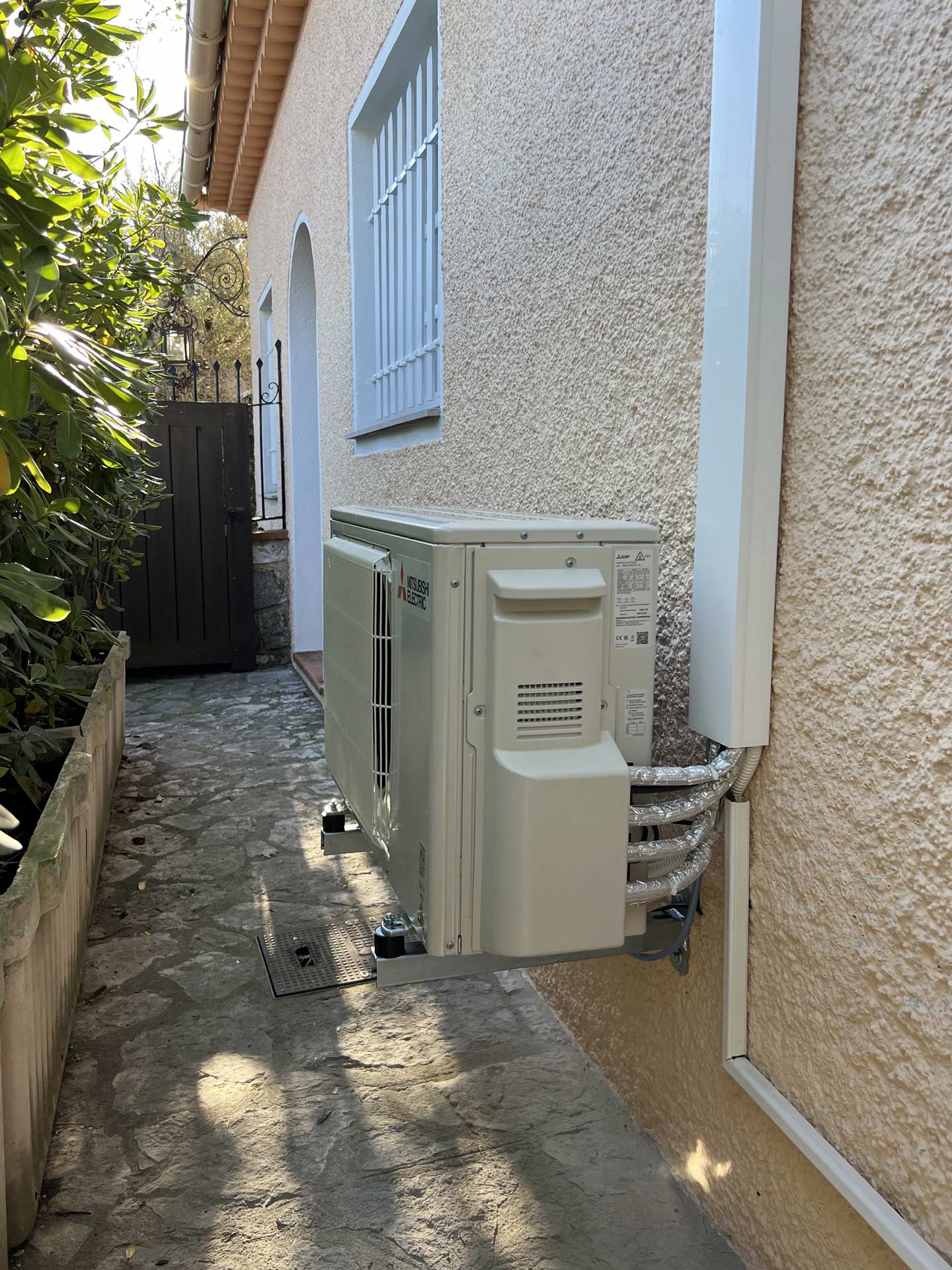Installation climatisation bi-split pour climatiser les 2 chambres de cette charmante villa.