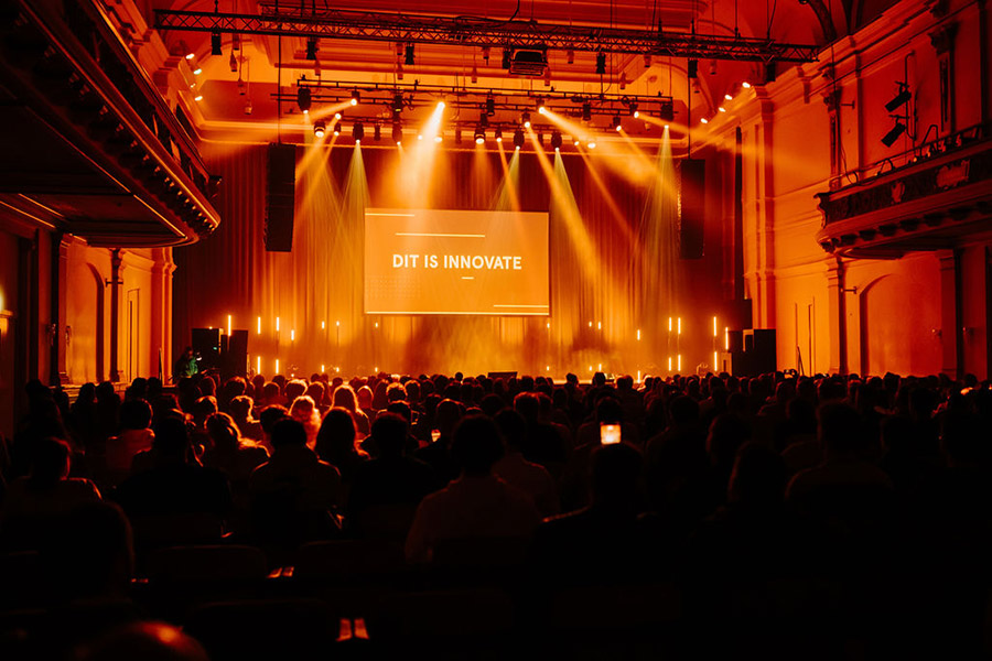 Sil van der Woerd at Innovate AI XL Meetup