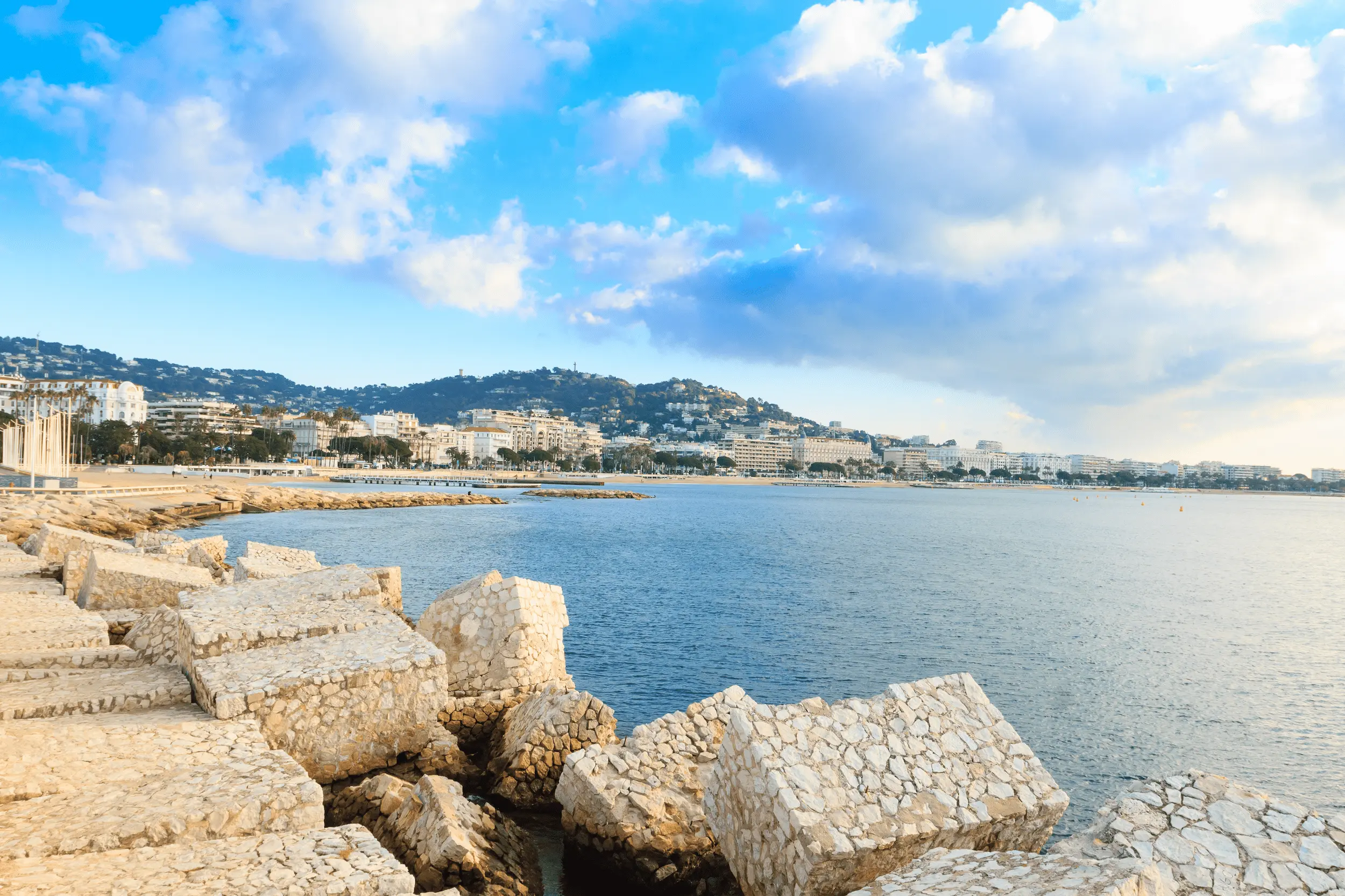 Une vue de la Croisette à Canes - Gestion de patrimoine à Cannes