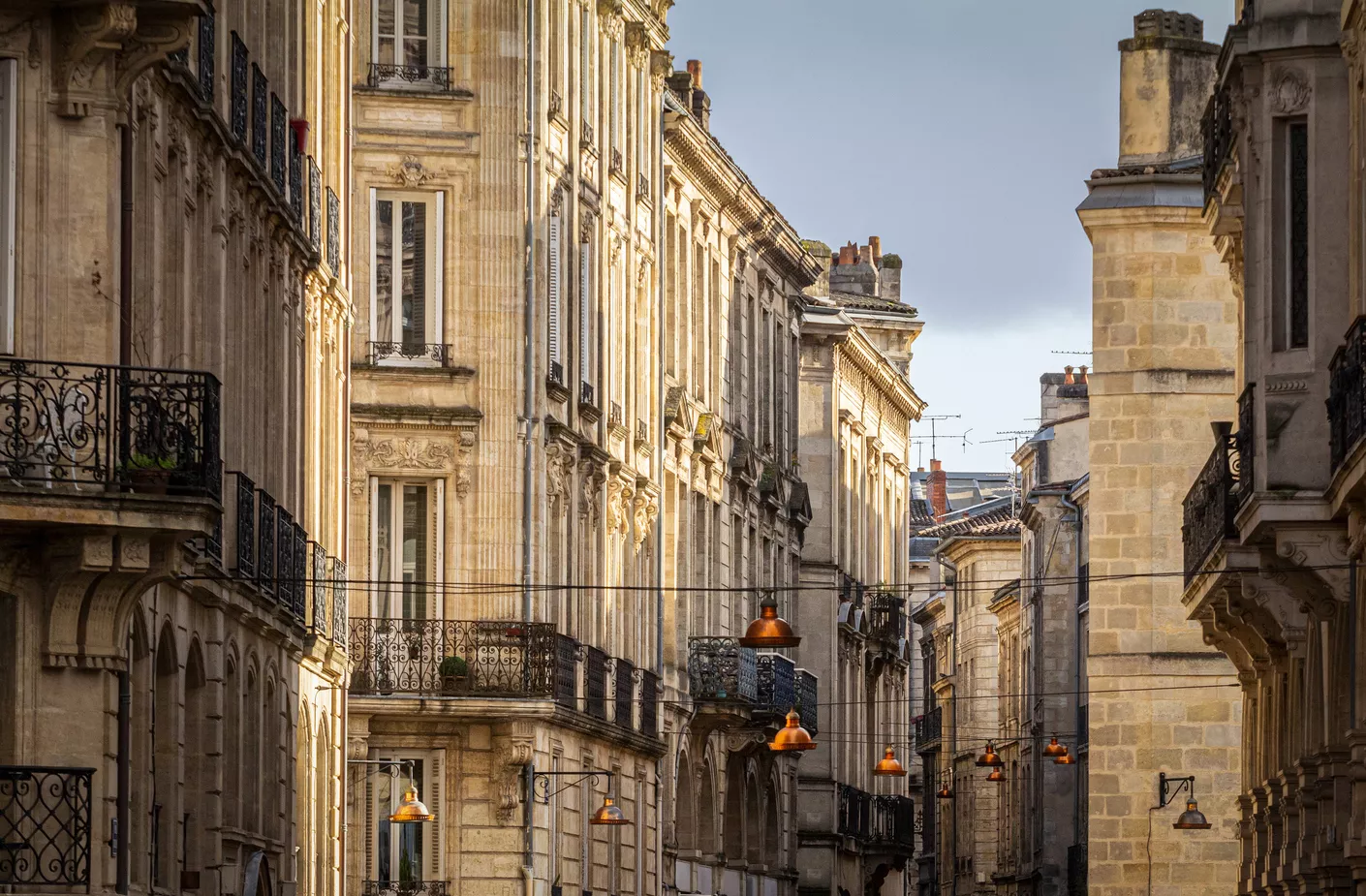 Une rue historique du centre-ville de Bordeaux