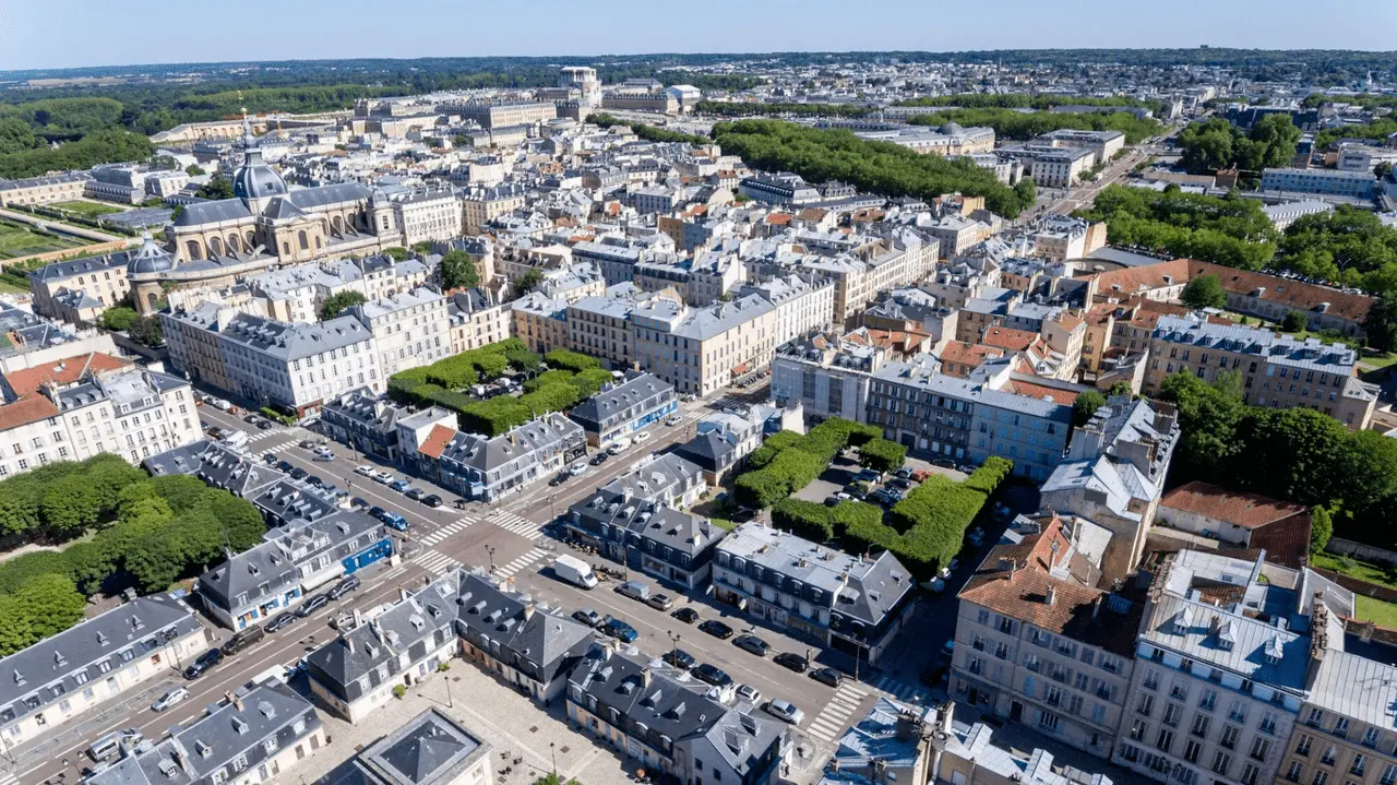 Une vue aérienne de Versailles