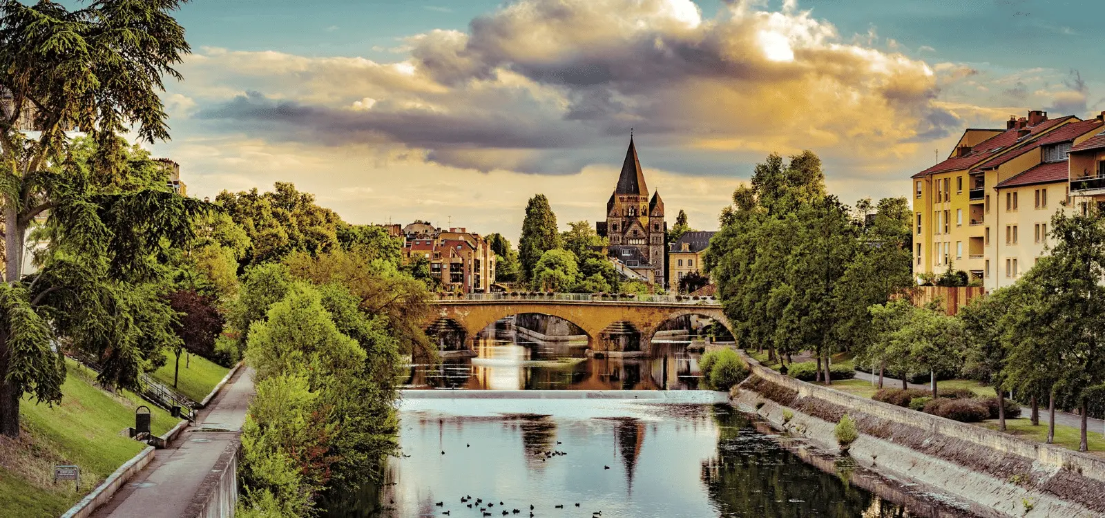 La ville de Metz au soleil couchant