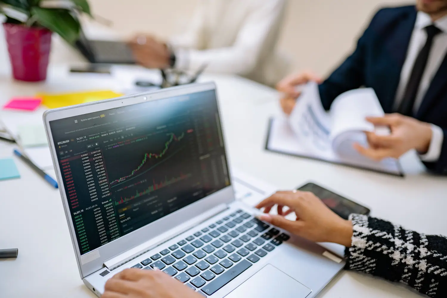 Ordinateur affichant des courbes de bourse