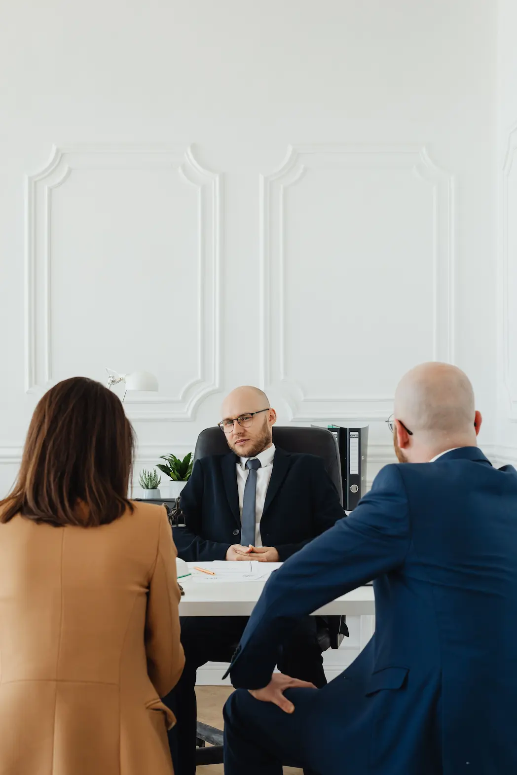 Trois personnes dans un bureau