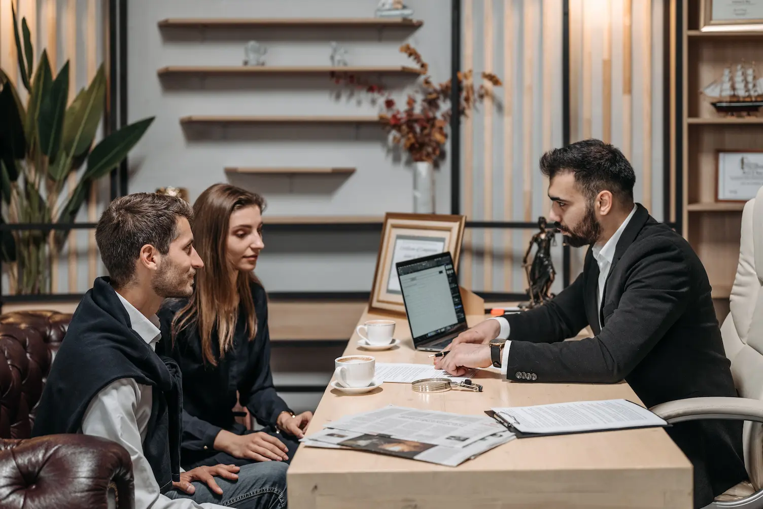 Trois personnes dans un bureau