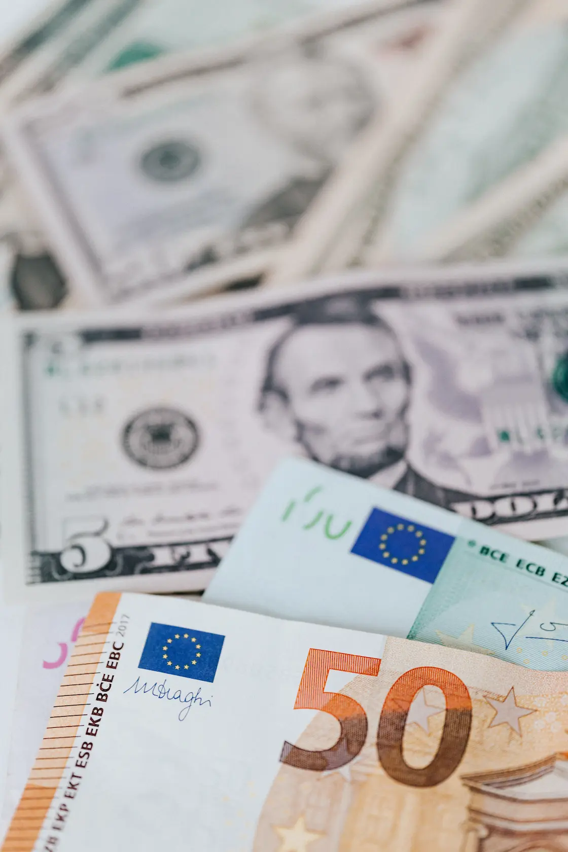 Euros et dollars en billets