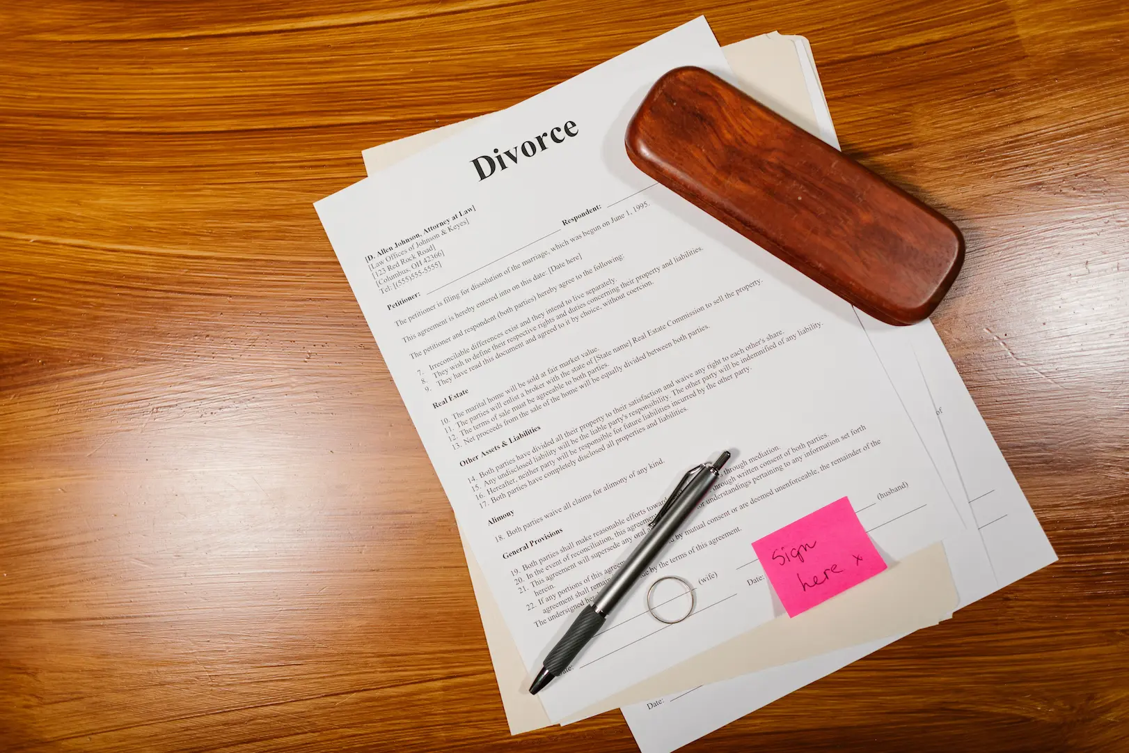 Papiers de divorce à signer sur un bureau