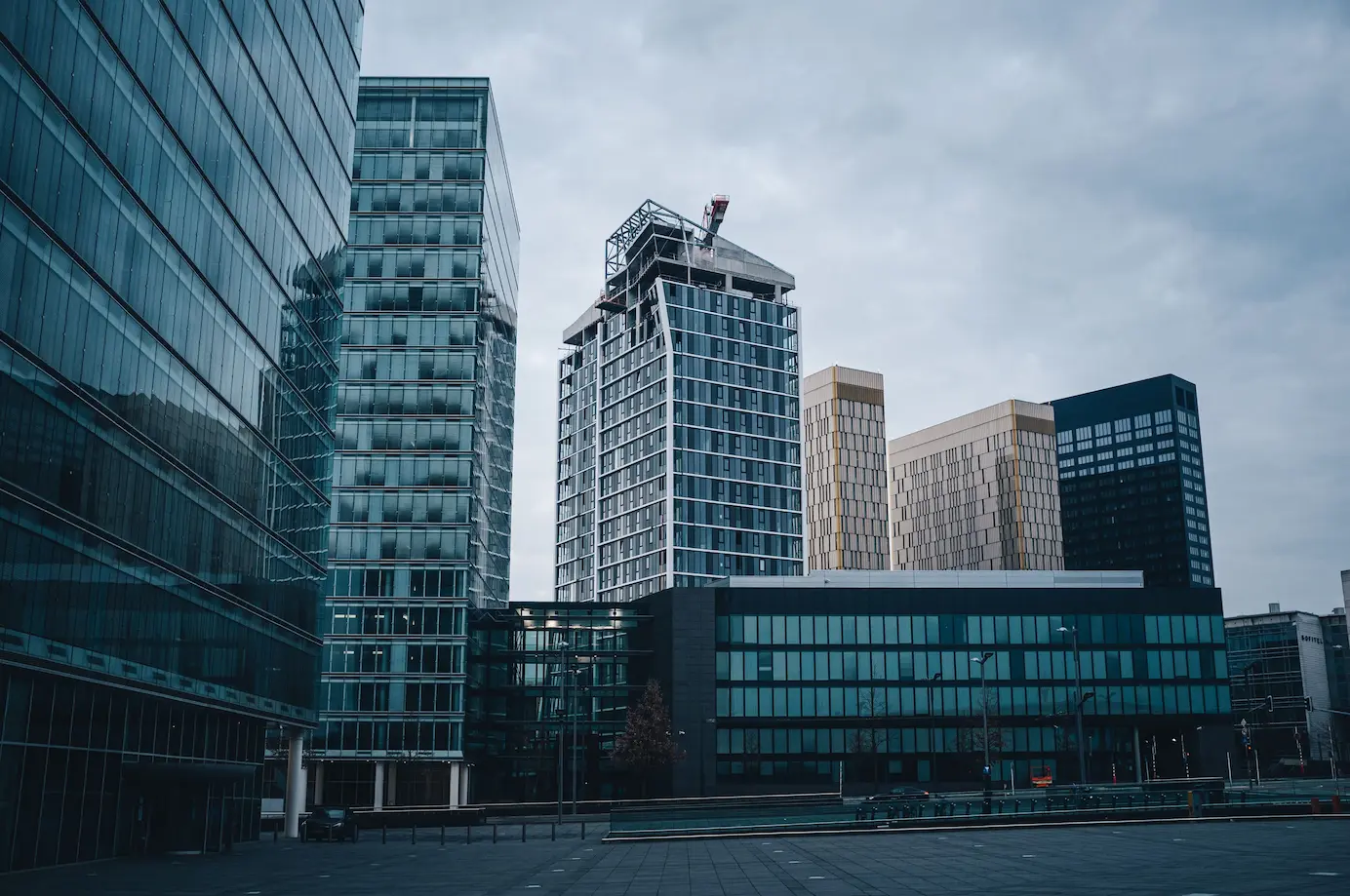 Gratte-ciels contemporains et façades en verre dans le paysage urbain de Luxembourg