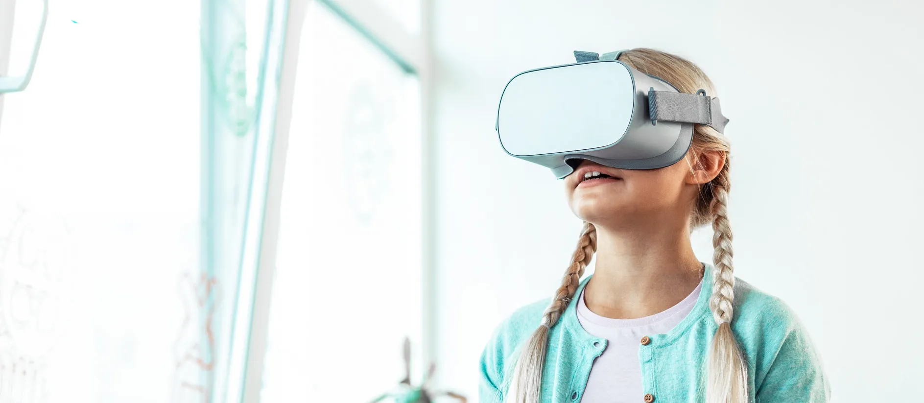 Ein Mädchen, dass eine Virtual Reality Brille verwendet.