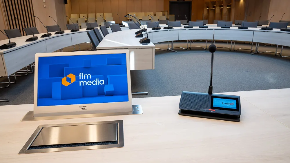 Sprechstelle und herausfahrbarer Bildschirm in einem modernen Besprechungsraum