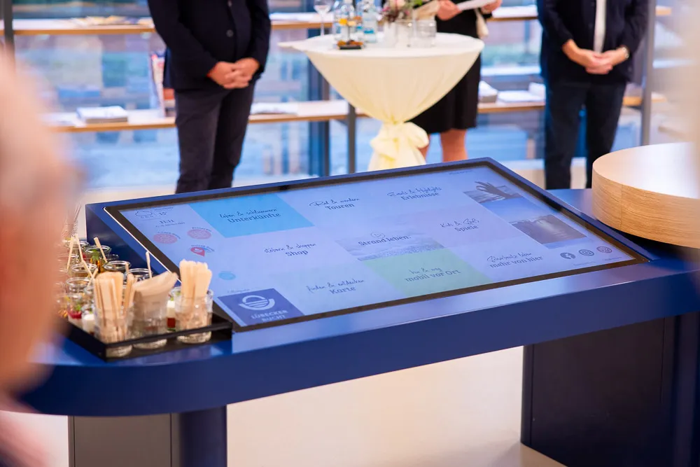 Interaktiver Touchtisch zur Besucherinformation in eine Touristeninformation