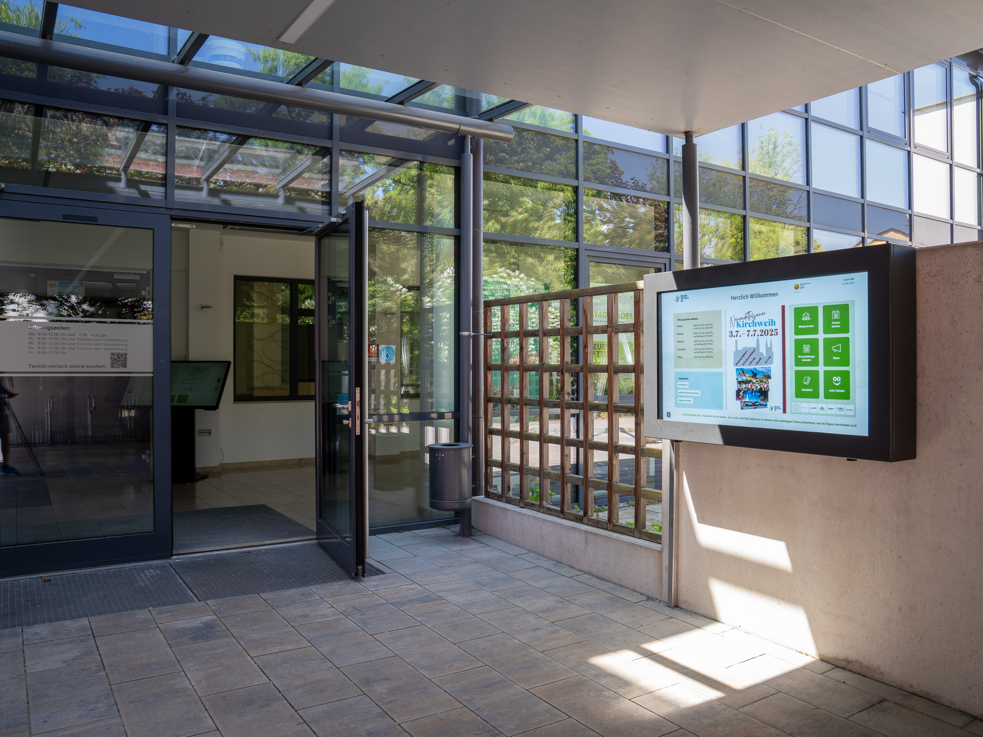 Interaktive Outdoorstele mit Besucherleitsystem