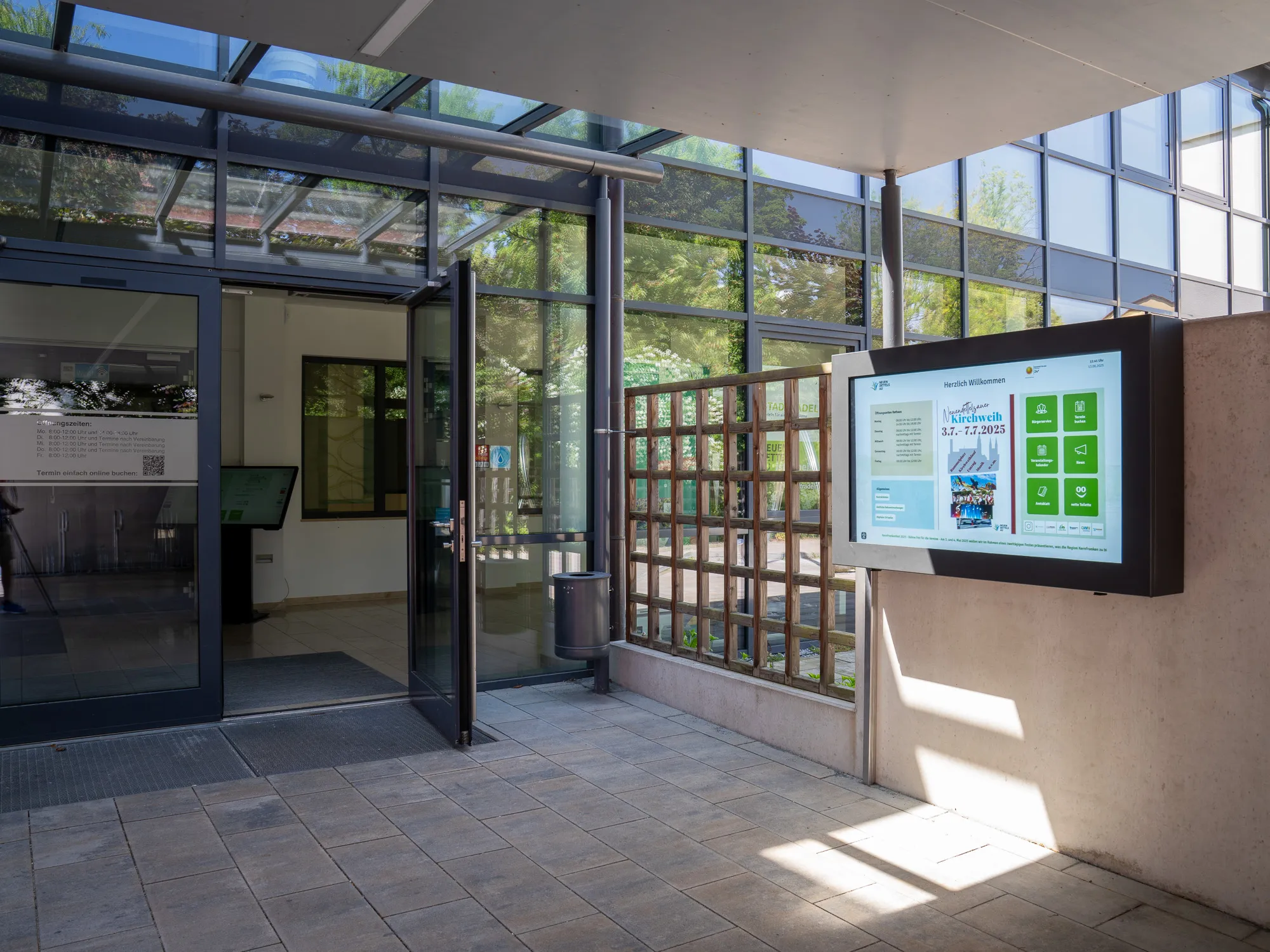 Interaktive Outdoorstele mit Besucherleitsystem