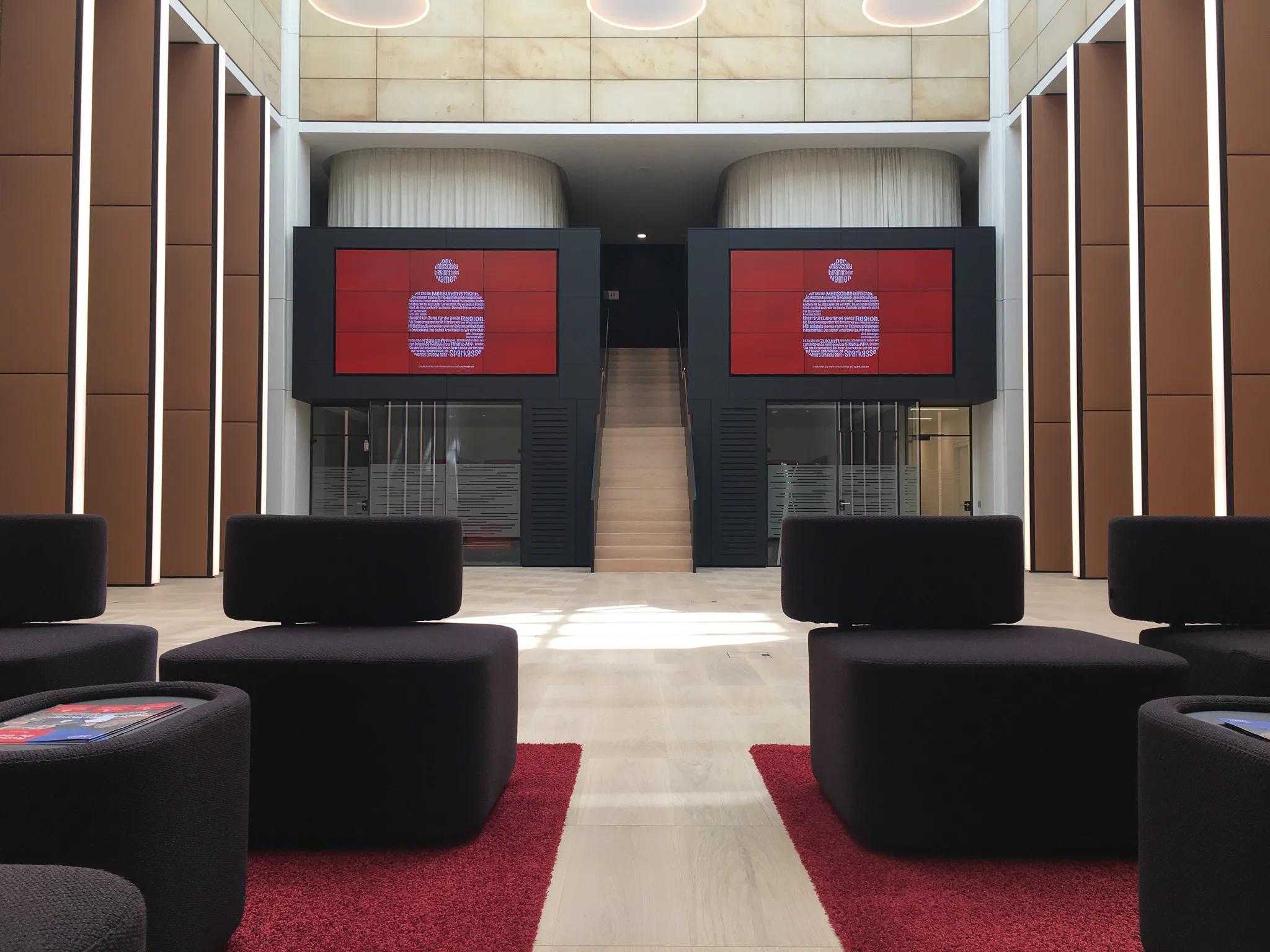 Interaktive Outdoorstele mit Besucherleitsystem