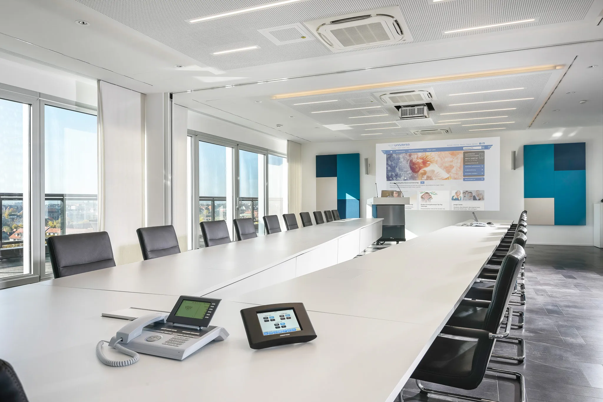 Sprechstelle und herausfahrbarer Bildschirm in einem modernen Besprechungsraum