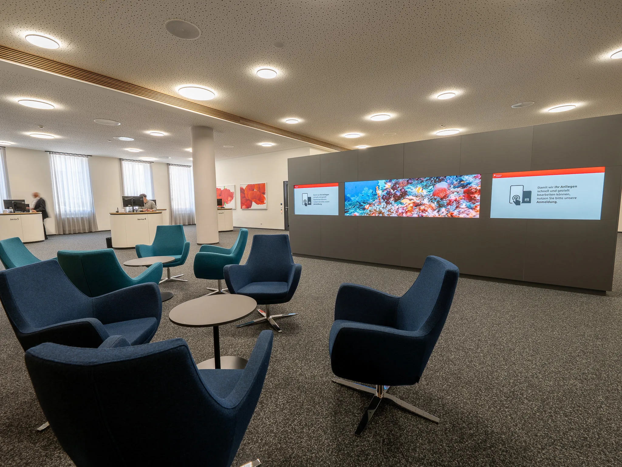 Hybrider Sitzungssaal mit LED-Wand und Sprechstellen