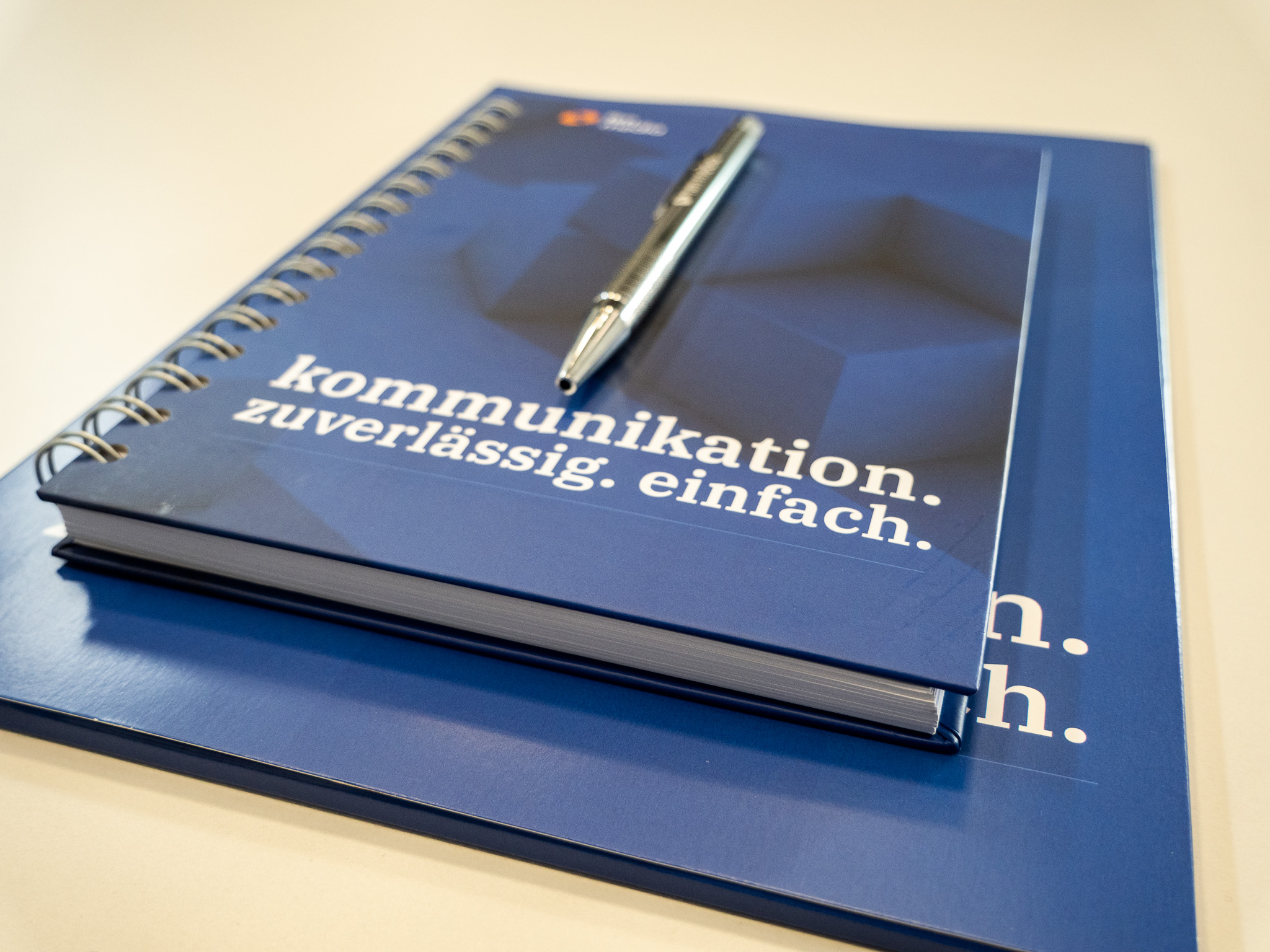Kommunikation. Zuverlässig. Einfach. Mappe und Block von FLM Media