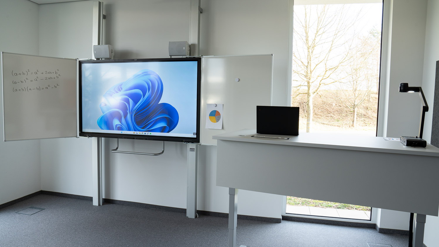 Standardisierte medientechnische Lösung für hybriden Unterricht.